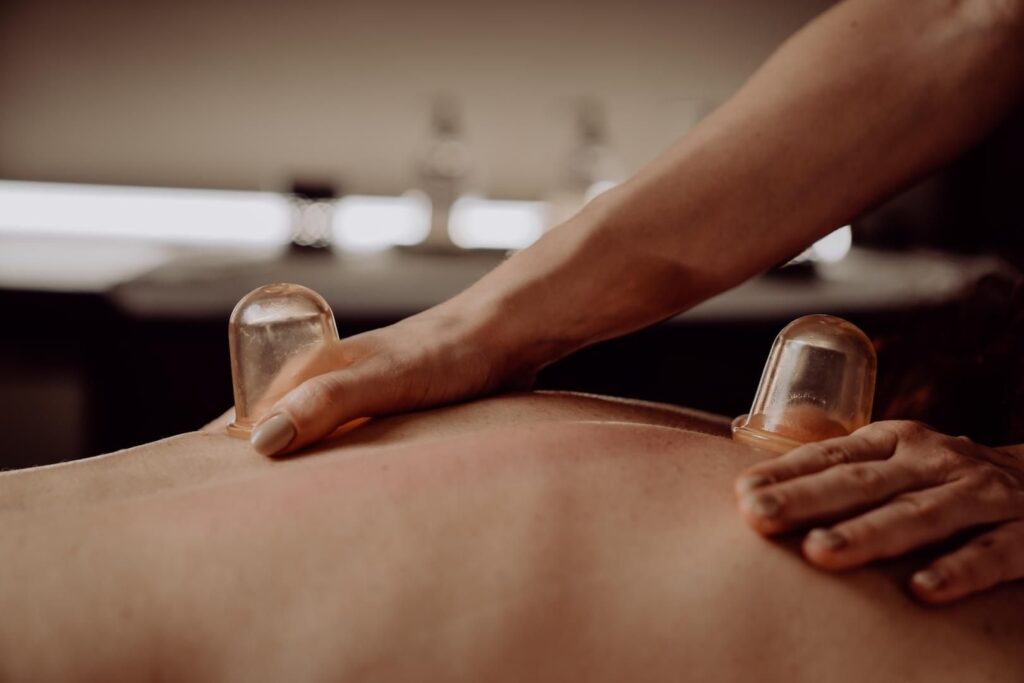 Baňková masáž zad a šíje